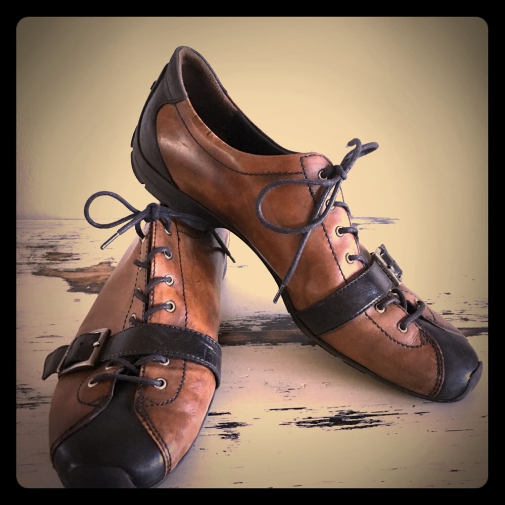 Unique two-toned Paul Green lace -up shoes
